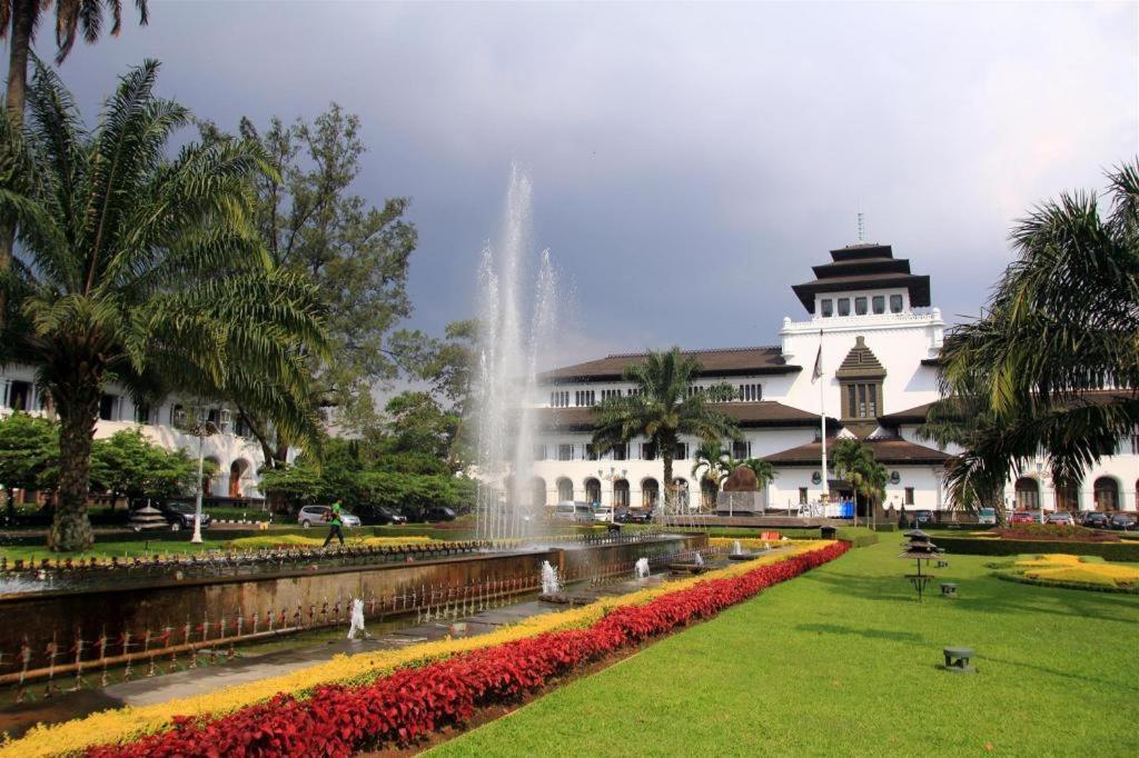 Oyo 91561 Gandhi Hotel Bandung Kültér fotó